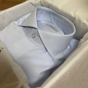 丁寧に梱包されて届くSOLVE（ソルブ）オーダーシャツの上質な生地感⁠