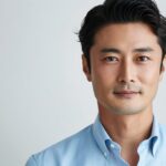 サックスブルーの半袖オーダーシャツをジャストサイズで着こなす40代男性マネージャー