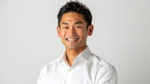 40代のワイシャツ透け対策が完了し、オーダーシャツを着て自信に満ちた笑顔を見せるビジネスマン